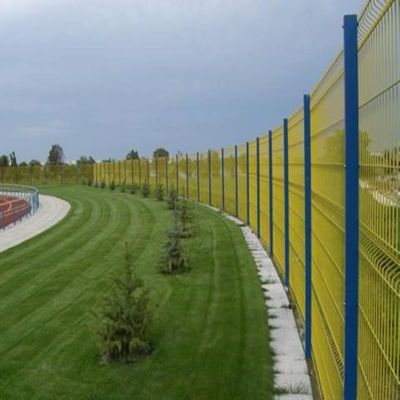 Cerca curvada 3D antiferrugem revestida de PVC premium de 1,5 m × 2,5 m para parque infantil