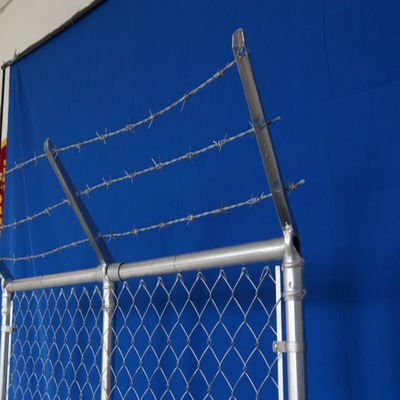 Grelha de ligação de cadeia galvanizada a quente de forma de diamante grelha de ciclone cerca com arame farpado superior